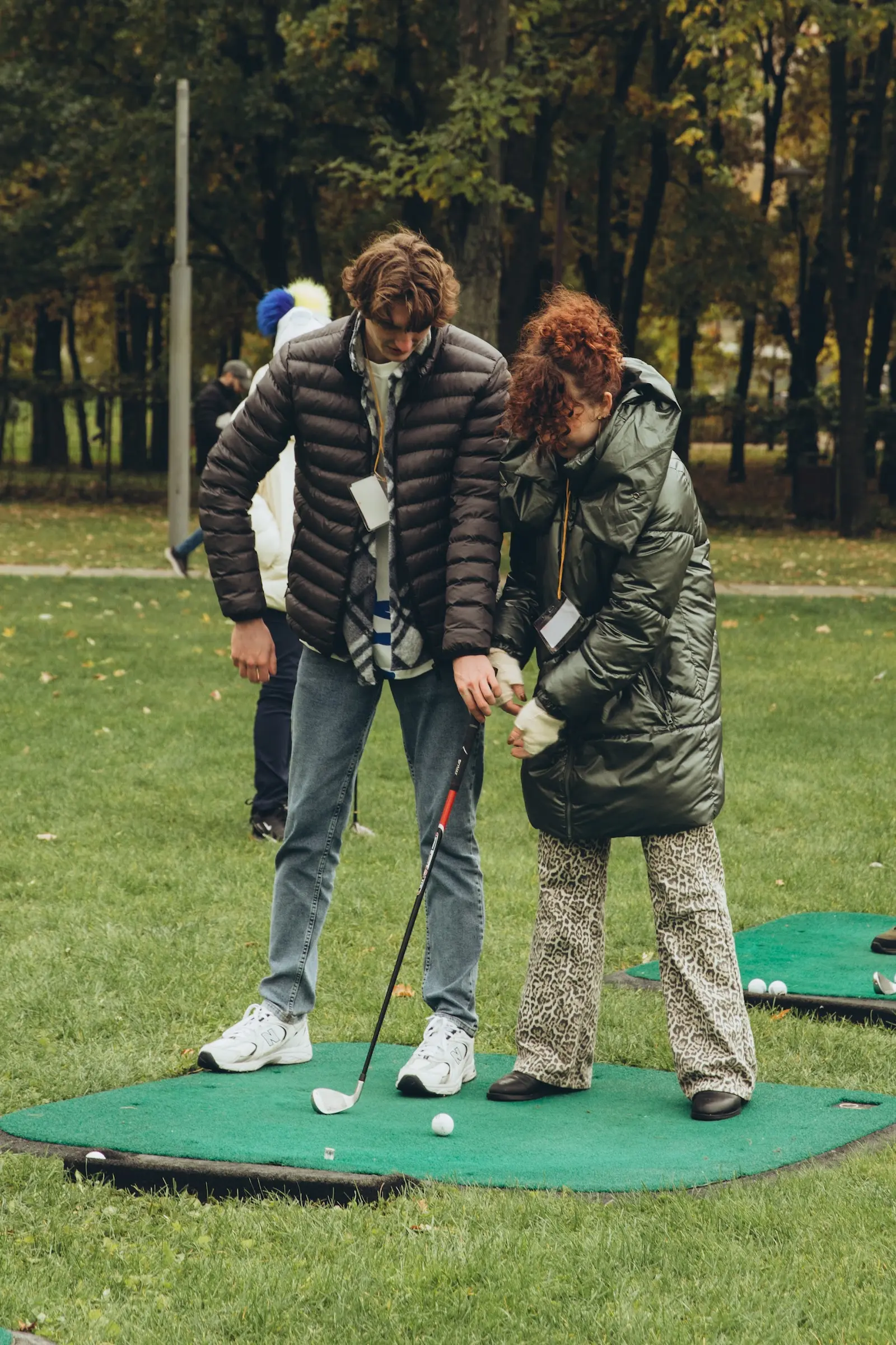 Що таке Pitch & Putt - фото хлопця, який вчиться грати в пітч енд патт з дівчиною поруч